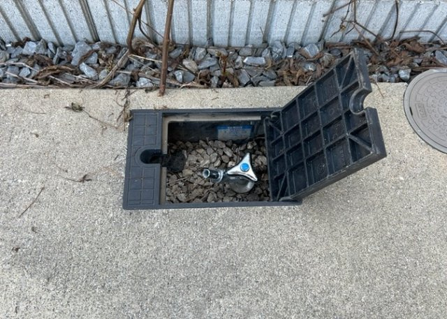 敷地内に散水栓や立水栓があると便利です。水道水を直接利用できるため、水を運ぶ手間を省くことが出来ます。大量の水を必要とする洗車作業や清掃などに役立ちます。その他設備とあわせて、現地でご確認ください。