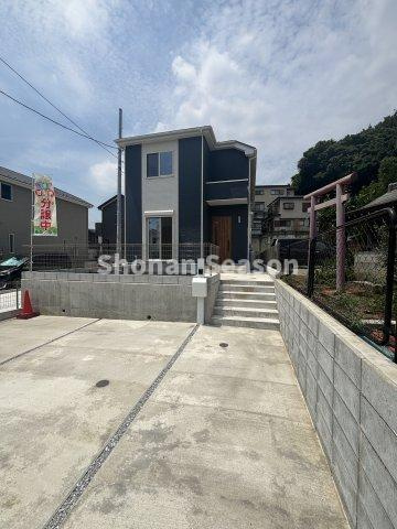 ＼全5棟の分譲住宅／　カースペースには並列2台駐車可能です！