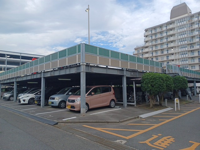 駐車場と明記されていても、最小スペースでつくられた駐車場だと大型車は駐車できなかったり、出入りしにくくなったりする可能性があります。お車のサイズと購入したい物件の駐車場のサイズを現地で確認しましょう。