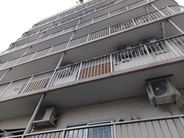 両面バルコニーは、バルコニーそのものの機能というよりかは設置の仕方による名称です。複数のバルコニーを東西や南東などの相対する場所に設置することで、通風や採光が確保しやすくなるというメリットがあります。