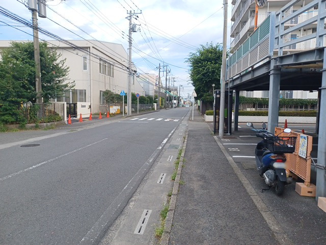 お持ちの車種によっては前面道路が広い方が便利でしょう。しかし、前面道路が広ければその分交通量が多くなるため、騒音などが気になる場合があります。実際に現地を見学し、周辺交通量や騒音などを確認しましょう！