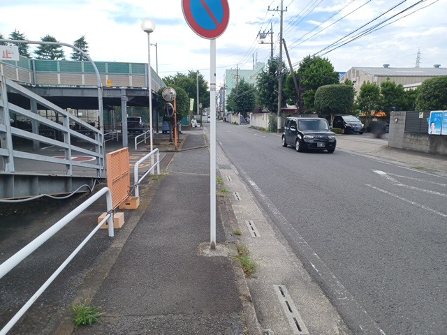 道幅が広い場所は日当たりや風通が良好です。幅が広いのですれ違いも可能ですし大きな車でも駐車可能！一方で、大型車が通ることも多くなるため交通量の増加により騒音に繋がります。また土地の値段が高くなります。