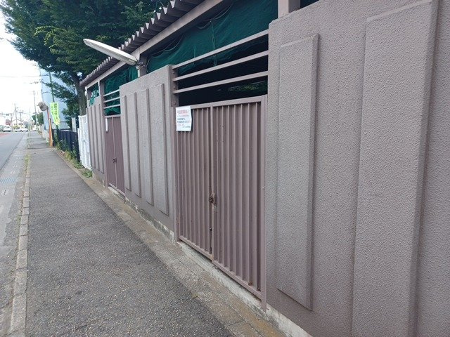 共有部分は、住民なら誰もが使える設備のこと。例えば駐車場やエレベーター、インターネット設備、セキュリティ設備などがあります。他にも、マンションの廊下・外部階段やエントランス・ゴミ置き場などがあります。