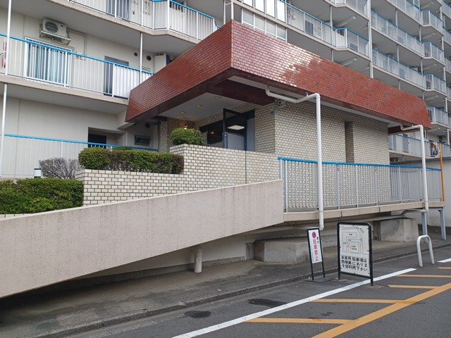外観はマンション管理がされているかの目安になります。築年数が古いと、壁面は劣化してひび割れが生じることも！建物が古びていても細かいところが修繕されていると、きちんと管理されているなぁと感じるでしょう。