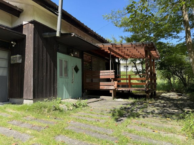 木もれ日が心地よい屋根付きのウッドデッキを備え、緑豊かな自然を感じながらバーベキューやくつろぎのひとときを楽しめるアプローチ空間です。（視認性を高めるために備品類を削除する加工を行っております)