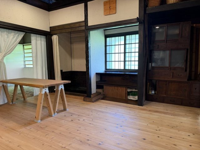 歴史を感じさせる立派な時代箪笥や重厚な梁が重なり合い、落ち着いた和の風情を満喫できる静かな空間です。（視認性を高めるために備品類を削除する加工を行っております)
