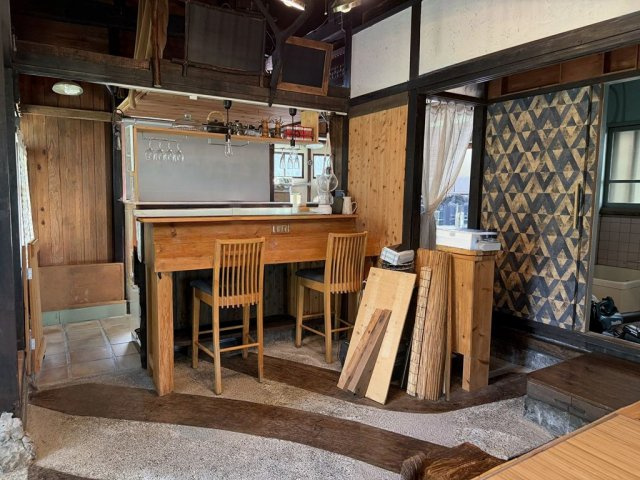 古民家の深い味わいと木の温もりに、洗練された和モダンなカフェカウンターが調和し、日常を忘れさせる上質な癒しの時間を演出します。（視認性を高めるために備品類を削除する加工を行っております)