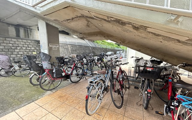 大切な自転車を雨から守ってくれる屋根付きの駐輪スペースです。
