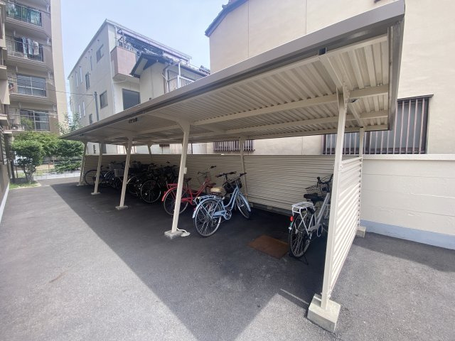 敷地内駐輪場は区画も広く、屋根付きのため、大切な自転車を雨から守ることができます♪