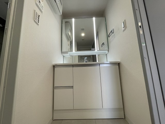 角度調節の出来る三面鏡が便利なシャワー付き洗面化粧台　