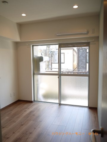 【リーフハイツ徳栄の洋室】
