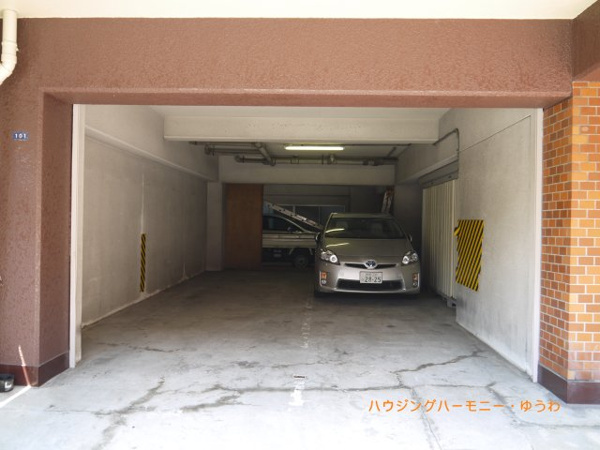 【リーフハイツ徳栄の敷地内駐車場】