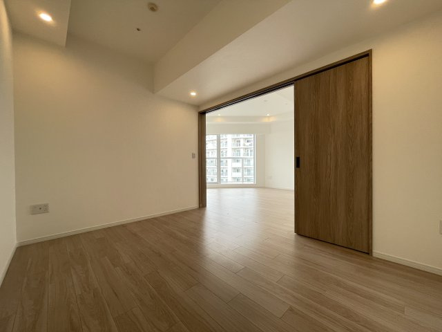 LD横の洋室は、扉を開けて解放感ある空間に。　