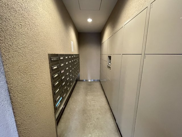 宅配ボックス付きで、忙しい方の荷物受け取りもスマートに。　