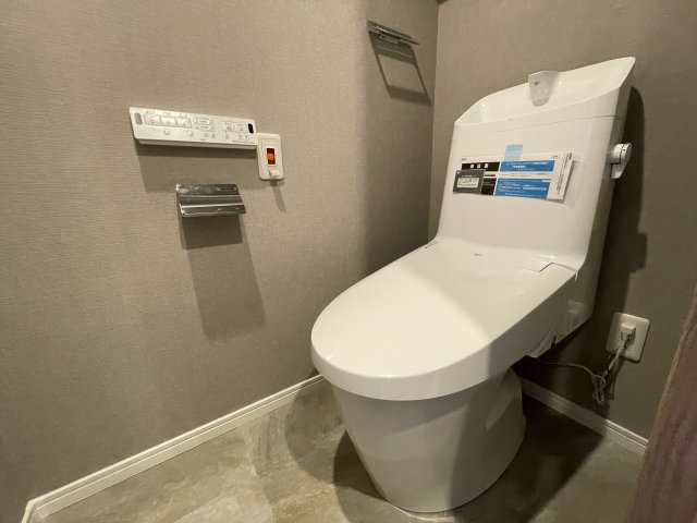温水洗浄便座付きの清潔感あるトイレは、落ち着いた空間に。　