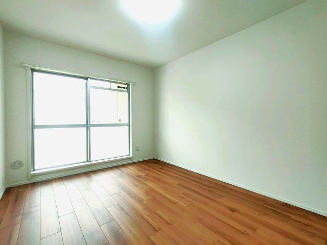 明るい洋室です