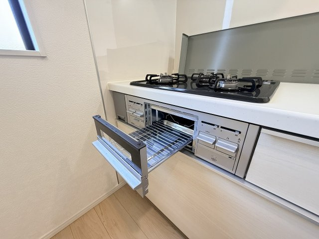【3口コンロ】3つの火が、あなたの家事をスピードアップ。汁物、炒め物、煮込みを同時にこなす時短キッチン。