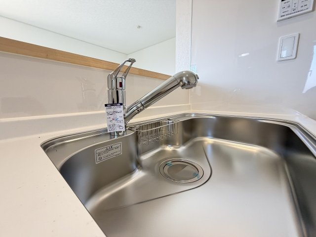 【カートリッジ式浄水器内蔵水栓】蛇口一体型でシンク周りはスッキリ。お料理にも手軽に美味しい浄水を。