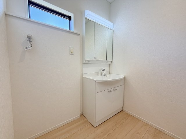 朝の身支度がスムーズに。合わせ鏡ができる三面鏡＆たっぷり収納の三面鏡付洗面化粧台。
