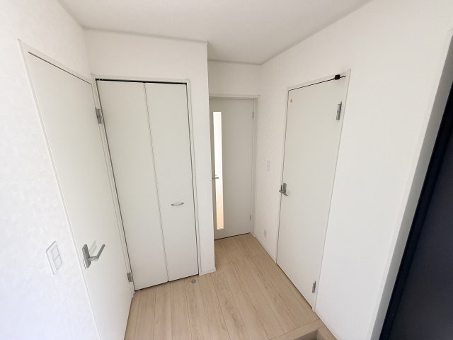 廊下ホールにも収納を完備。