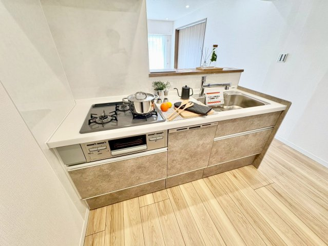 調理道具や調味料もすっきりしまえる、収納力のあるキッチン。