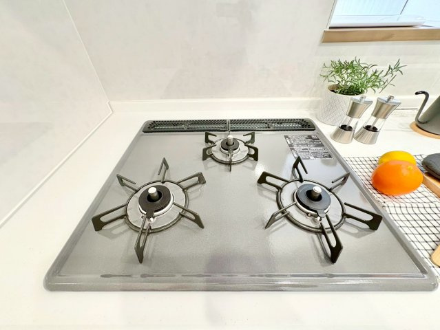 3口コンロで複数の料理を同時に進行可能。時短にも役立ちます。