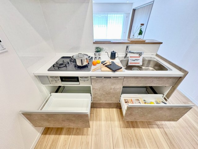 調理道具や調味料もすっきりしまえる、収納力のあるキッチン。