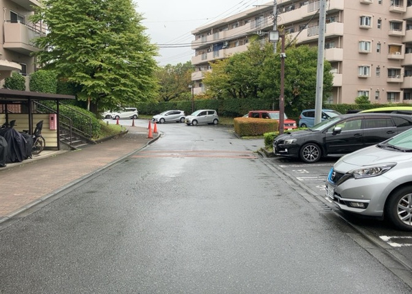 【パークサイド南大沢の敷地内駐車場】