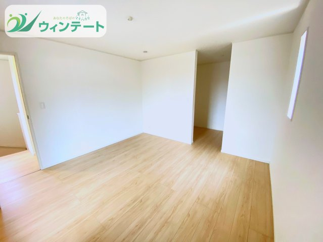 全室にしっかり採光を確保した明るい洋室。収納スペースもあり、家族それぞれのプライベート空間として快適に過ごせます。