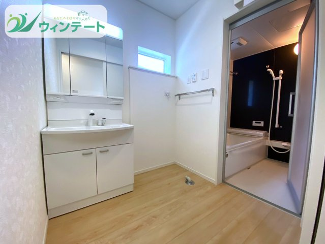 お手入れがしやすい洗面台。清潔感あるホワイトカラーで、明るく爽やかな空間です。