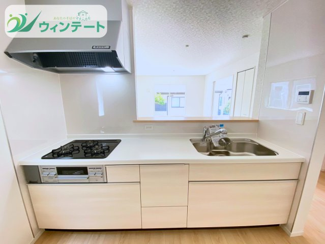 キッチンからリビングが見える開放的な空間設計。料理をしながら家族とのコミュニケーションが楽しめます。