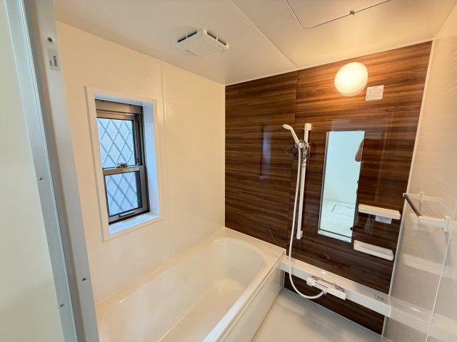一日の疲れを癒すリラックス空間として快適な浴室。