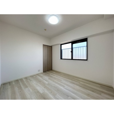 約5.4帖の洋室。オールフローリングでお掃除も楽々♪