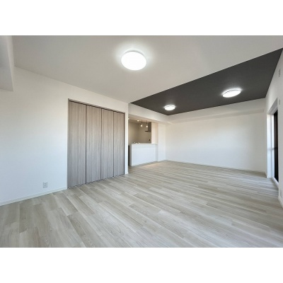 天井の一部にアクセントクロスを使用しお部屋に表情をプラス♪