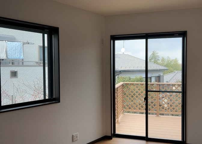 洋室のメリットは重い家具が置きやすく、身の回りが整理しやすいことです。　床がフローリングのため畳とは異なり凹みにくいです。　クローゼットなど収納が豊富で、普段使わない旅行カバンや服の整頓も簡単にです。
