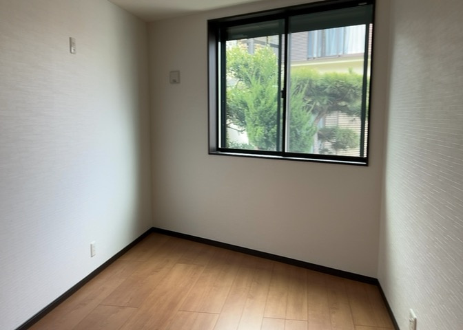 寝室でゆっくりと過ごすためにはベッド周りの適度な空間を担保することや窓の位置、照明の明るさ、寝室の広さなどを考える必要があります。自身や家族の構成とライフスタイルに併せて寝室にする部屋を選びましょう！