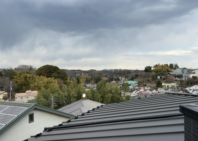 眺望を気にして物件を探す場合、前面に建物が建っていないか現地で確認しましょう！前面に建物があると景色はもちろん、日当たりや風通しにも影響が出てきます。住んだ時のことを想像しながら現地見学をしましょう。
