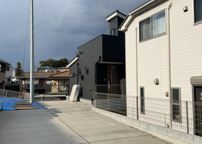 住宅用の土地では前面道路に2m以上接していなければならないと法律で定められています。しかし、お持ちの車のサイズやライフスタイルなどにより、2mでは利便が悪い場合もございますので、事前に確認しましょう。