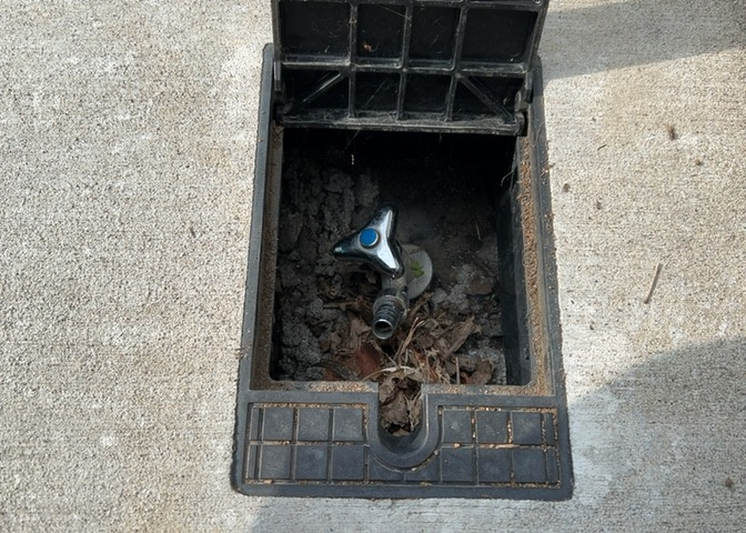 敷地内に散水栓や立水栓があると便利です。水道水を直接利用できるため、水を運ぶ手間を省くことが出来ます。大量の水を必要とする洗車作業や清掃などに役立ちます。その他設備とあわせて、現地でご確認ください。