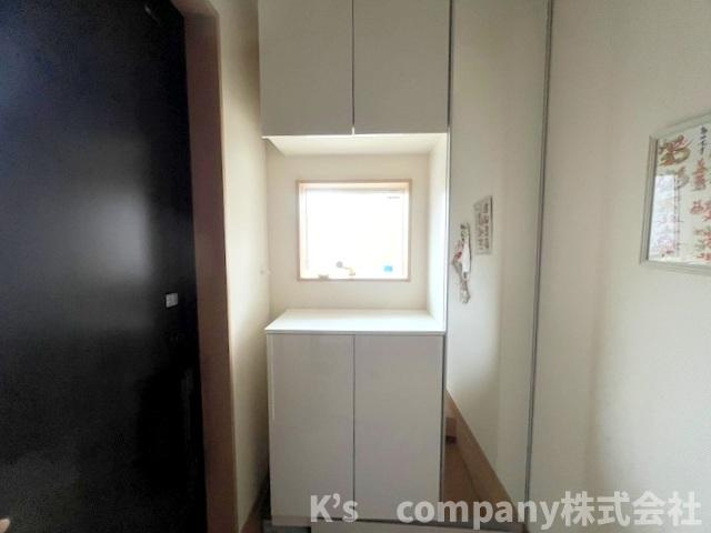 お出かけ前の身だしなみチェックができる姿見付きのシューズインクローゼット♪