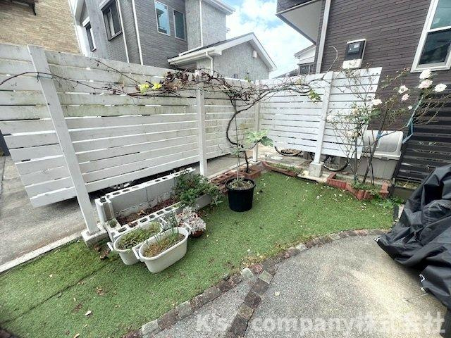 ウッドデッキの正面にはお庭があり、人工芝が敷かれているため草むしりやお手入れが簡単です。お子様の遊び場としても使いやすく、管理のしやすいお庭です◇