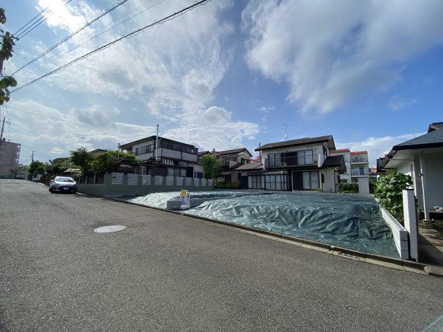 前面道路の幅員が約6ｍで交通量が少なく車の出し入れに便利です。
