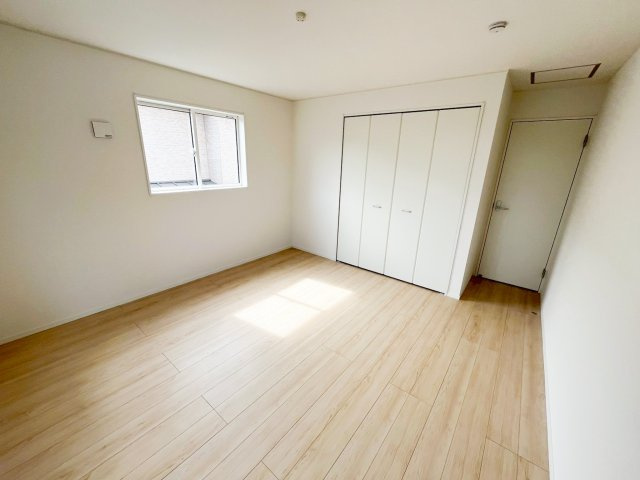 落ち着いた色調の洋室です