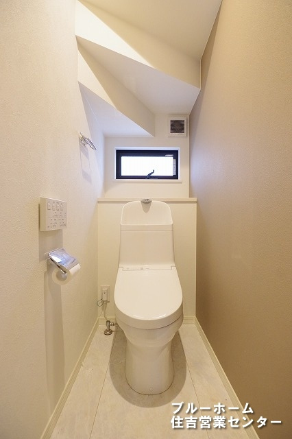 1階にあるトイレです！換気窓も付いており、圧迫感が無く広いトイレです！　2階にもトイレがございます！