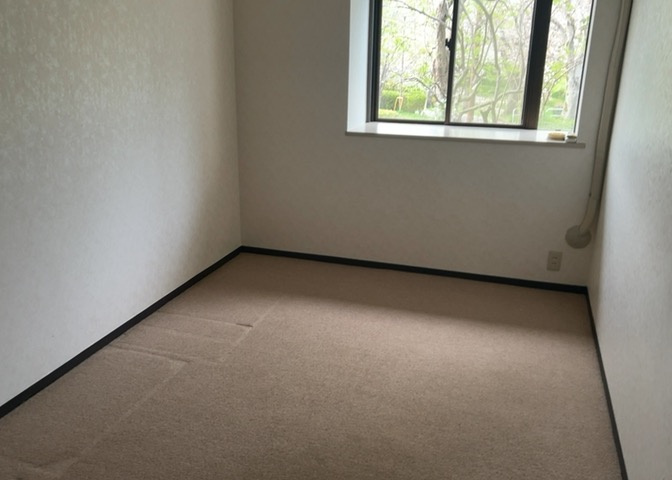 寝室でゆっくりと過ごすためにはベッド周りの適度な空間を担保することや窓の位置、照明の明るさ、寝室の広さなどを考える必要があります。自身や家族の構成とライフスタイルに併せて寝室にする部屋を選びましょう！