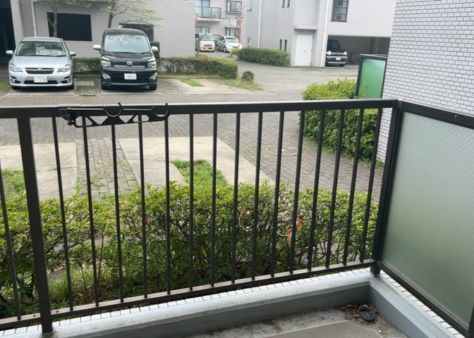 バルコニーは、室外の専用スペースのうち、「屋根がなく開放された空間」であるものを指します。ベランダより広いタイプのものが多く、日当たりもよいため家庭菜園などを楽しみたい人にとって適した環境となります。