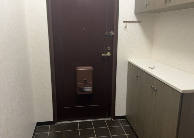 玄関は家の顔でもあり、家族以外の目にも止まる場所です。玄関は外との間を仕切る扉、靴などをしまっておく収納スペース、靴脱ぎのたたきスペース、来客とのやり取りをするドアホンなど複数のアイテムからなります。