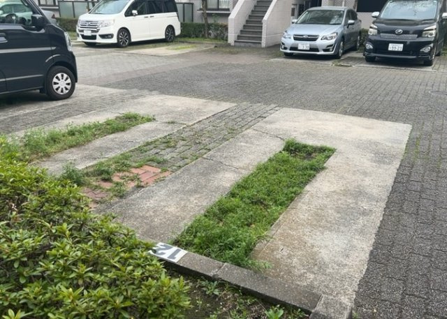 車一台あたりに必要なスペースは、標準サイズの普通自動車で横幅2m50cm、長さ5mは必要になります。ただし、乗降のことも考慮して横幅3m30cm、長さ5m50cmほどは確保できるところを選びましょう。