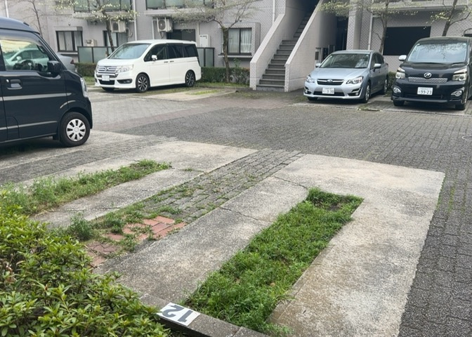 駐車場と明記されていても、最小スペースでつくられた駐車場だと大型車は駐車できなかったり、出入りしにくくなったりする可能性があります。お車のサイズと購入したい物件の駐車場のサイズを現地で確認しましょう。