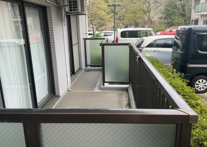 中庭（パティオ）とは、一つの建築物の内部に設けられた、壁などで囲われている庭のことを指します。コの字型、ロの字型が主流ですが、L字型の中庭もあります。最近では、インテリア性の高さからも人気があります。